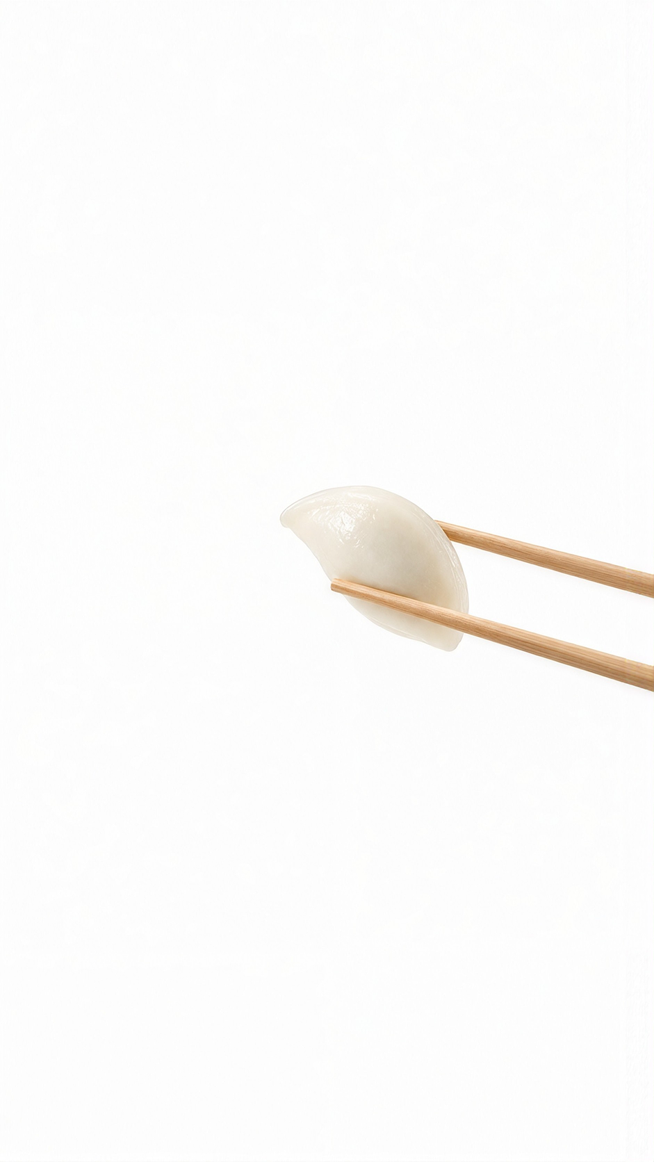 젓가락에 집힌 흰색 송편